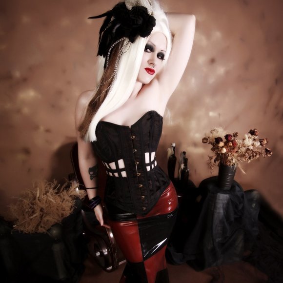 Meet your Posher, Kitty - Picture 4 of 5